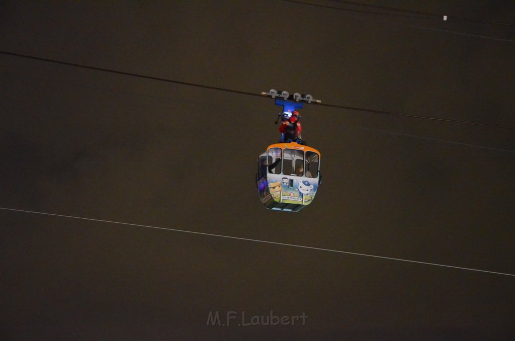 Einsatz BF Hoehenretter Koelner Seilbahn Hoehe Zoobruecke P2359.JPG